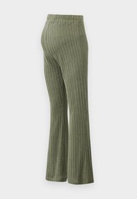 Pantaloni răsuciți, evazați, dintr-un material moale și texturat, în nuanță de verde măsliniu, având un elastic la talie și un croi drept până la tiv.
