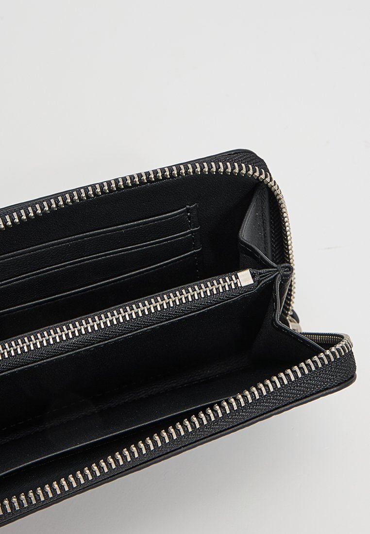 Schwarze Lederbörse mit silbernem Reißverschluss, mehreren Kartenfächern und zwei Fächern. Glatte Textur und minimalistisches Design.