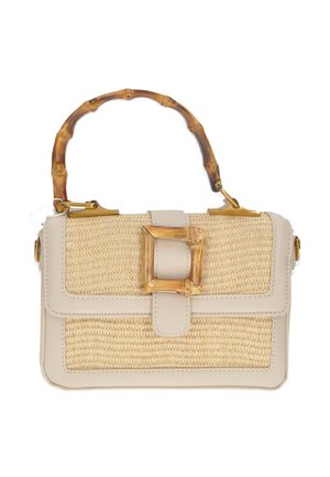 Borsa beige con centro in paglia intrecciata, dettagli in pelle e manico in bambù. Presenta una fibbia a forma quadrata e accessori in oro.