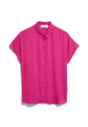 Blusa a maniche corte di un rosa acceso con colletto appuntito e bottoni frontali nascosti, distesa su uno sfondo bianco.