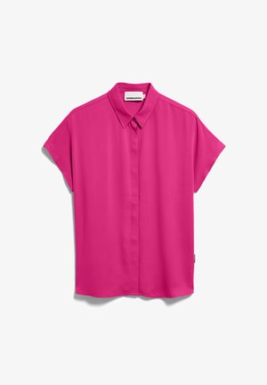 Blusa a maniche corte di un rosa acceso con colletto appuntito e bottoni frontali nascosti, distesa su uno sfondo bianco.