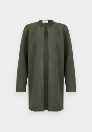 Langärmelige, offen vorne getragene olivgrüne Jacke mit subtil strukturiertem Zickzackmuster, rundem Ausschnitt und keinen sichtbaren Verschlüssen.