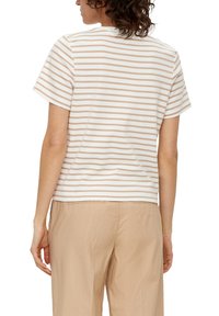 s.Oliver LEICHT VERKÜRZTES  - T-Shirt print - sandstein