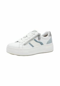 Sneakers bianche con suola platform, caratterizzate da dettagli in denim e pelle, una cerniera laterale e lacci bianchi. Texture morbide e design multicolore.