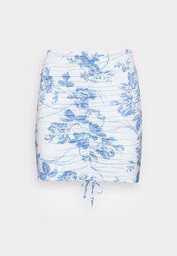 Minifalda floral en azul claro y blanco, con tejido fruncido y detalle de cordón en el dobladillo. Hecha de material liso y liviano.