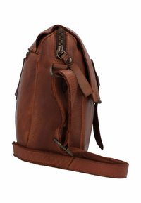 Braune Ledertasche mit glatter Textur, einem Reißverschluss oben, verstellbarem Schulterriemen und Akzentnähten. Sie hat abgerundete Kanten und seitliche Taschen.