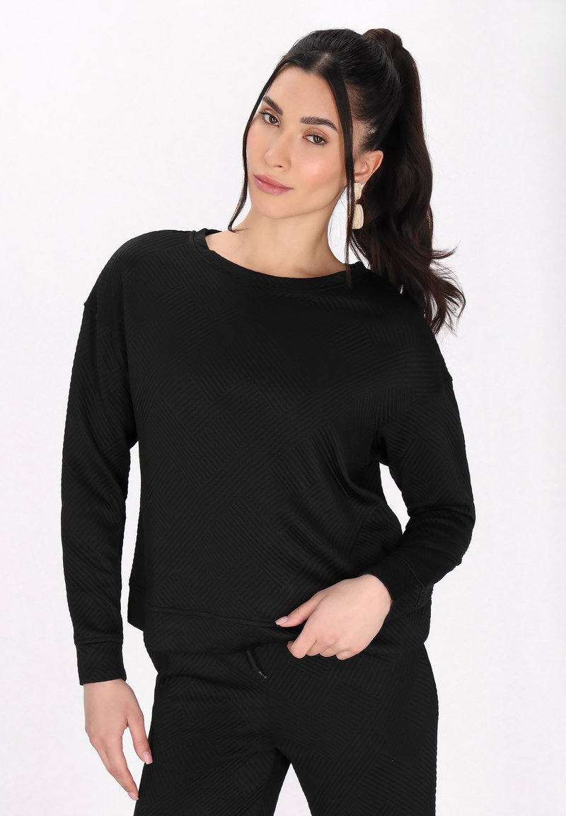 Top nero a maniche lunghe con un motivo geometrico testurizzato; scollatura rotonda e vestibilit�à comoda, abbinato a pantaloni coordinati.
