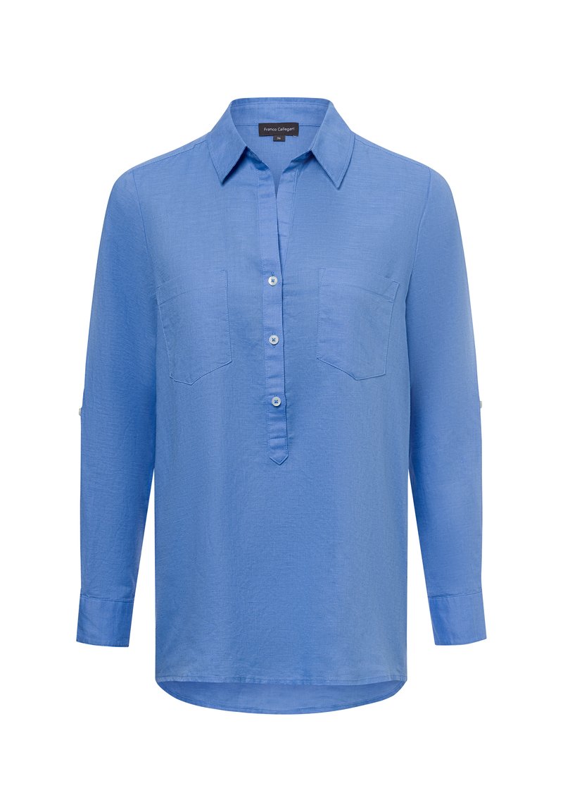Lichtblauw langslangrijk shirt gemaakt van gestructureerde stof. Heeft een kraagnek, een sluiting met knopen en twee voorzakken.