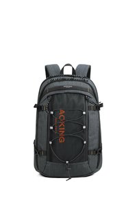 Zaino grigio scuro con superficie textured, logo arancione, sistema di corda bungee frontale, doppie spalline e fondo rinforzato.