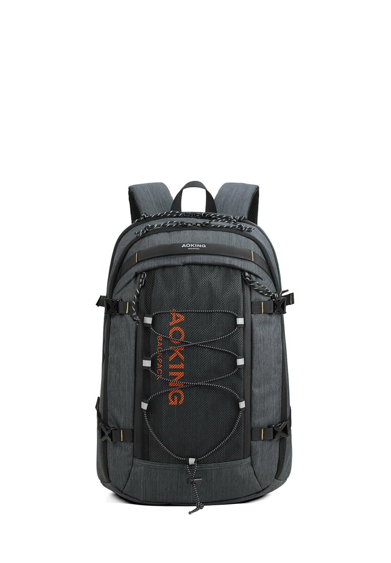 Zaino grigio scuro con superficie textured, logo arancione, sistema di corda bungee frontale, doppie spalline e fondo rinforzato.