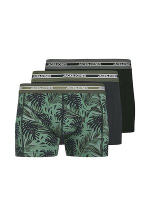 Drie paar herenboxershorts: één met een groen tropische bladerenpatroon, één donkergrijs en één zwart. Elk heeft een merk-elastische tailleband.