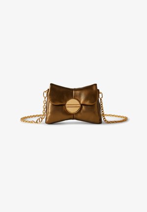 Piccola borsa clutch in pelle di colore bronzo metallizzato con chiusura circolare dorata e tracolla a catena dorata abbinata, su sfondo bianco.