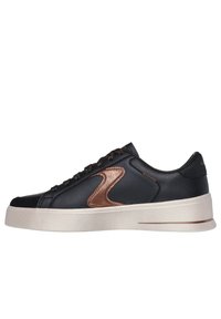 Sneaker in pelle nera con accentuazione bronzo, superiore texturizzato, punta rotonda e suola piatta di colore crema con un delicato dettaglio a strisce.