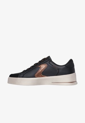 Baskets en cuir noir avec une touche de bronze, tige texturée, bout rond et semelle plate couleur crème avec un subtil détail de rayures.