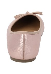 Bailarina rosa con un acabado metálico texturizado, puntera redondeada y un lazo de tela en la parte frontal. El interior es liso y marrón claro.