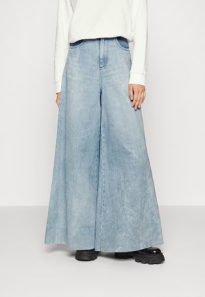 Lysblå vid ben denim bukser med høj talje og subtil fading, der har forlommer og en glat tekstur.