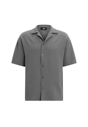 Camisa de manga corta con botones en tejido gris texturizado. Presenta un cuello con muescas y un patrón de rayas horizontales con cinco botones en la parte delantera.