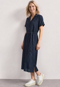 MIDIKLEID MIT BOWLING-KRAGEN - Skjortklänning - darkest blue — klänning med fickor från Zalando
