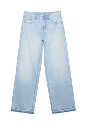 Lyseblå vidde jeans med frontknap, lynlås og fem-lomme-design, lagt fladt på en hvid baggrund.