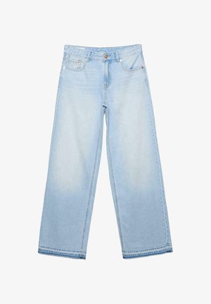 Jeans denim celeste chiaro a gamba larga con bottone frontale, cerniera e cinque tasche, stesi su sfondo bianco.