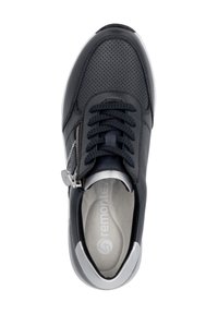 Chaussure en cuir noir avec texture perforée, empeigne à lacets, fermeture éclair sur le côté et accents en argent. Dispose d'une semelle intérieure rembourrée et d'un bout arrondi.