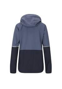Giacca impermeabile da uomo in blu chiaro e blu scuro. Presenta un cappuccio, maniche lunghe e dettagli riflettenti sulle spalle. Texture liscia.