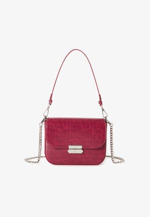 Rote Leder-Crossbody-Tasche mit Krokodiltextur, flacher Form, silberner Hardware und einem abnehmbaren Kettenriemen mit flexiblem kurzen Griff.