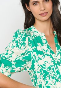 LolaLiza WITH FLORAL PRINT - Maxi šaty - green apple