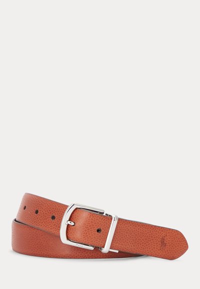 Cintura in pelle marrone strutturata con fibbia quadrata in argento e piccolo logo impresso vicino alla punta su sfondo bianco.