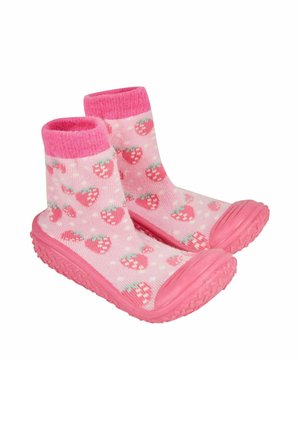 Rosa Socken-Schuhe mit einem gestrickten Obermaterial, das rote Erdbeeren und weiße Punkte zeigt, sowie einer Gummisohle, die für Griffigkeit texturiert ist.