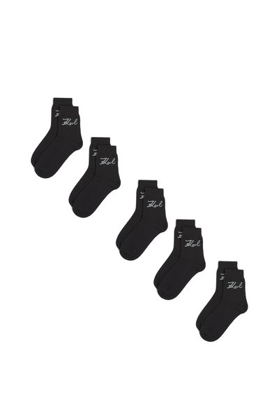 Cinq paires de chaussettes noires à mi-mollet en matériau doux, avec un bord côtelé et un logo brodé sur le côté.