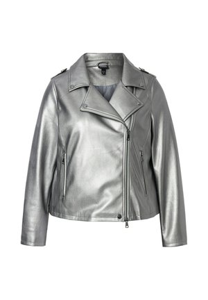 Giacca da moto in ecopelle argento con colletto a rever, chiusura lampo frontale e tasche laterali. Presenta una texture liscia e una finitura metallica.