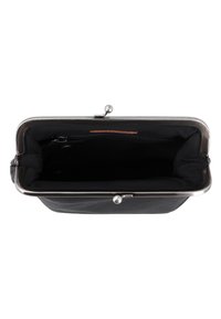 Schwarze Leder-Clutch mit Metallrahmenverschluss offen, um das leere Innere mit Reißverschlusstasche innen zu zeigen.