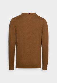 Brauner gestrickter Pullover mit Rundhalsausschnitt, langen Ärmeln und gerippten Bündchen. Die Rückansicht zeigt ein farbliches Streifenmuster am Hals.