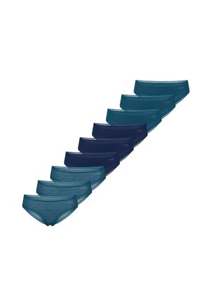 Ti par kvindelige bikinitrusser med blonder i skiftevis mørk teal og navyblå farver, arrangeret diagonalt på en hvid baggrund.