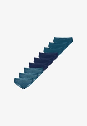 Tien paar damesbikini's met kanten rand in afwisselend donker teal en marineblauw, diagonaal gerangschikt op een witte achtergrond.