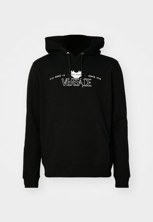 Schwarzer Baumwoll-Hoodie mit einer Vordertasche, verstellbaren Kordeln und weißem bedrucktem Logo-Text mit Standort- und Jahresangaben.