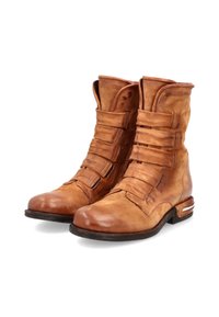 Stivali ankle in pelle marrone con quattro cinturini larghi, punta arrotondata e tacco basso con un accento argentato a contrasto sul tacco.