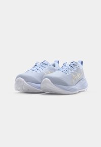 Baskets de course bleu clair avec un dessus texturé, semelle intermédiaire blanche et accents dorés subtils. Comprend des lacets et une languette rembourrée pour le confort.
