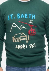 Maglione verde lavorato a maglia con la scritta "St. Barth" e "Après Ski" in blu e bianco, con montagne ricamate, una baita e una gondola rossa.