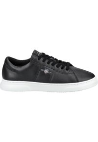 Schwarze Leder-Sneaker mit weißer Gummisohle, runder Zehenpartie und schwarzen Schnürsenkeln. Verfügt über ein kleines Logo-Patch an der Seite. Glatte Textur.