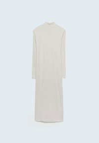 Robe longue en maille côtelée gris clair avec col montant et manches longues, présentant une coupe droite et une texture lisse.