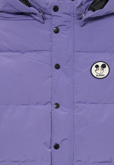 Doudoune légère de couleur violet pâle, avec des boutons noirs et un patch brodé représentant un visage de dessin animé, ajoutant une touche ludique au design.