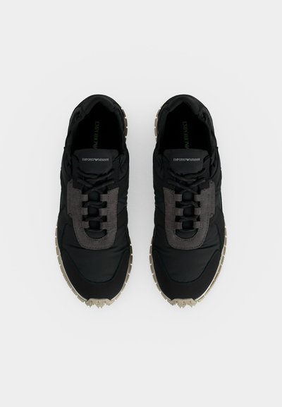 Ζευγάρι μαύρα και γκρι sneakers Emporio Armani με υφασμένες μπεζ σόλες, σε λευκό φόντο, βλεπόμενα από πάνω.