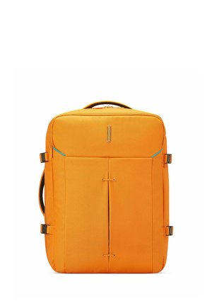 Borsa da viaggio rettangolare arancione brillante con cinghie anteriori, manico superiore e fibbie laterali su sfondo bianco.
