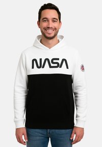 Felpa con cappuccio caratterizzata da una sezione superiore bianca con "NASA" in lettere nere in grassetto e una sezione inferiore nera. Polsini a costine e grande tasca frontale.