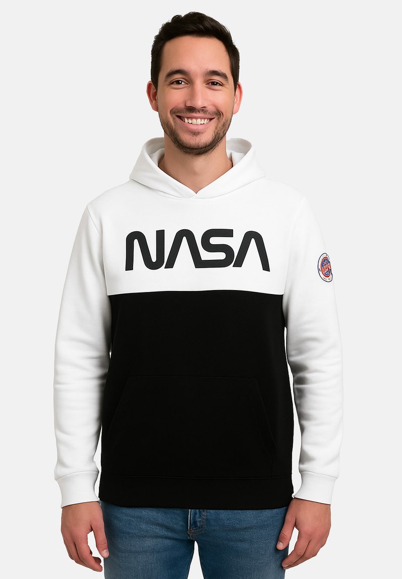 Felpa con cappuccio caratterizzata da una sezione superiore bianca con "NASA" in lettere nere in grassetto e una sezione inferiore nera. Polsini a costine e grande tasca frontale.