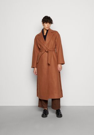 LONG CLASSIC WITH SIDE SPLITS - Classic coat - camel
