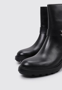 Sandra Fontán Botines camperos - black