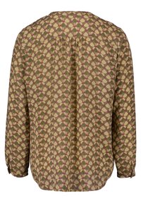 Blouse à manches longues avec un motif géométrique dans des nuances de vert, beige et violet, vue de dos sur fond blanc.